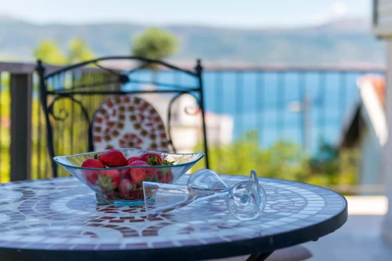 Seaside Getaway Holiday Home with Patio Slatine - Three Bedroom Holiday Home - Terrasbalkon