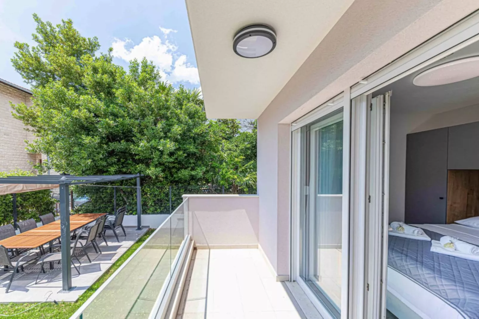 Expansive Retreat with Private Pool & BBQ, Near the Beach - Six Bedroom Villa - Terrasbalkon