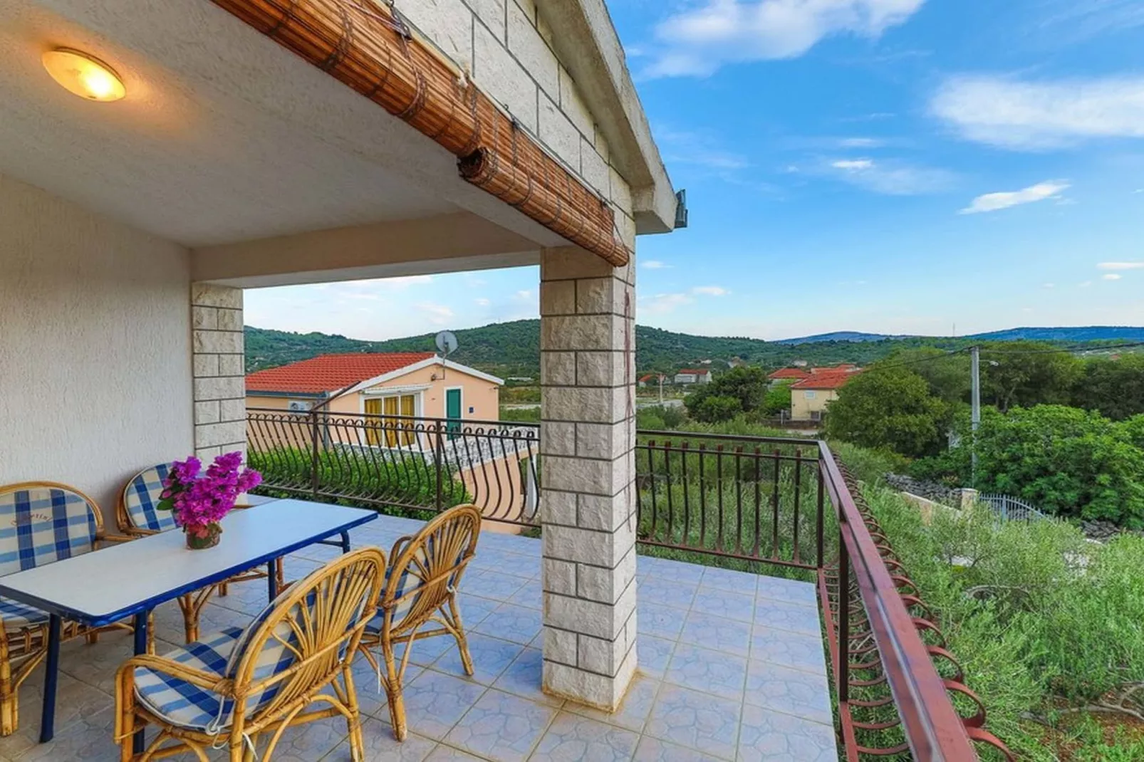 Relaxing Holiday Home with Pool, Fitness Area, and Entertainment Facilities - Six Bedroom Holiday Home - Terrasbalkon