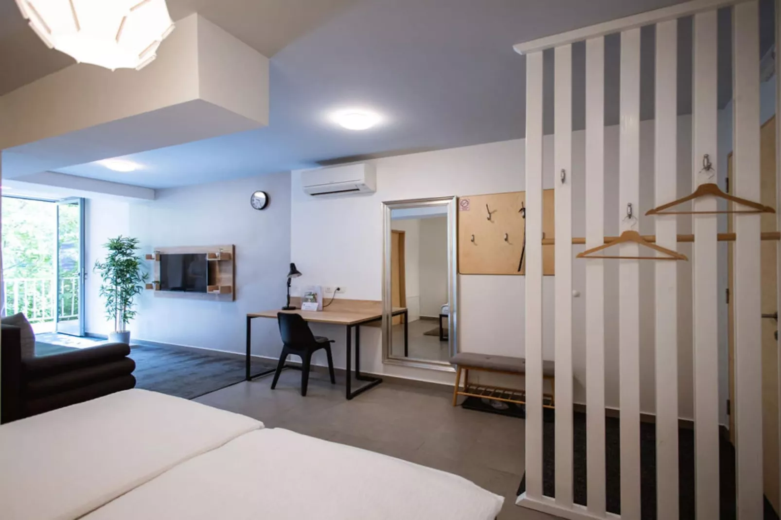 Stylish Apartments with Osijek Near Top Attractions - Standard Studio Apartment  - Maks 3 - Slaapkamer