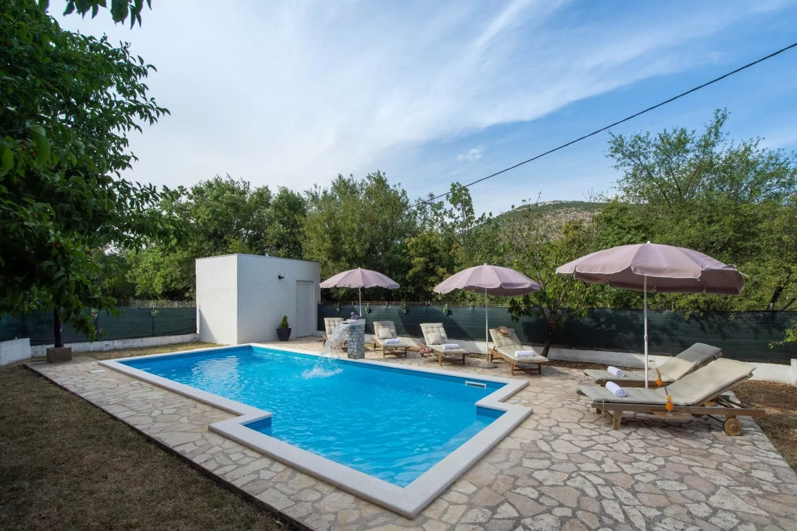Spacious Prgomet Retreat with Private Pool, Fitness Centre, and Garden - Three Bedroom Villa - Zwembad