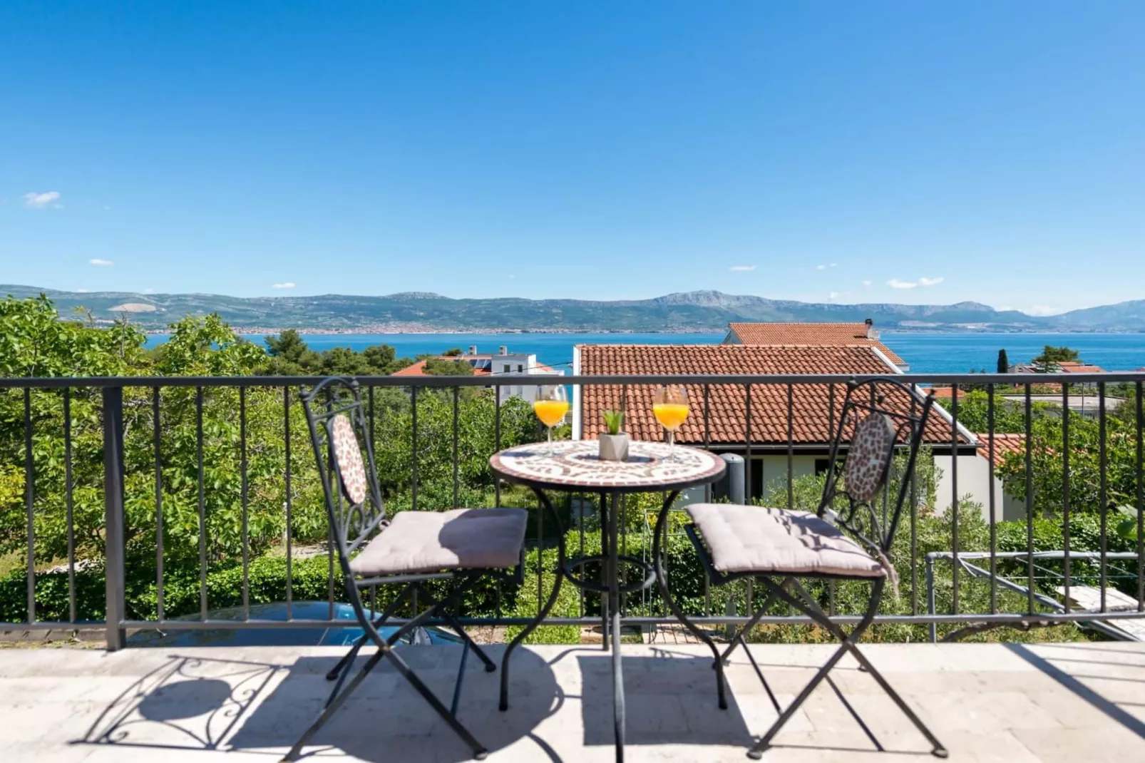 Seaside Getaway Holiday Home with Patio Slatine - Three Bedroom Holiday Home - Terrasbalkon