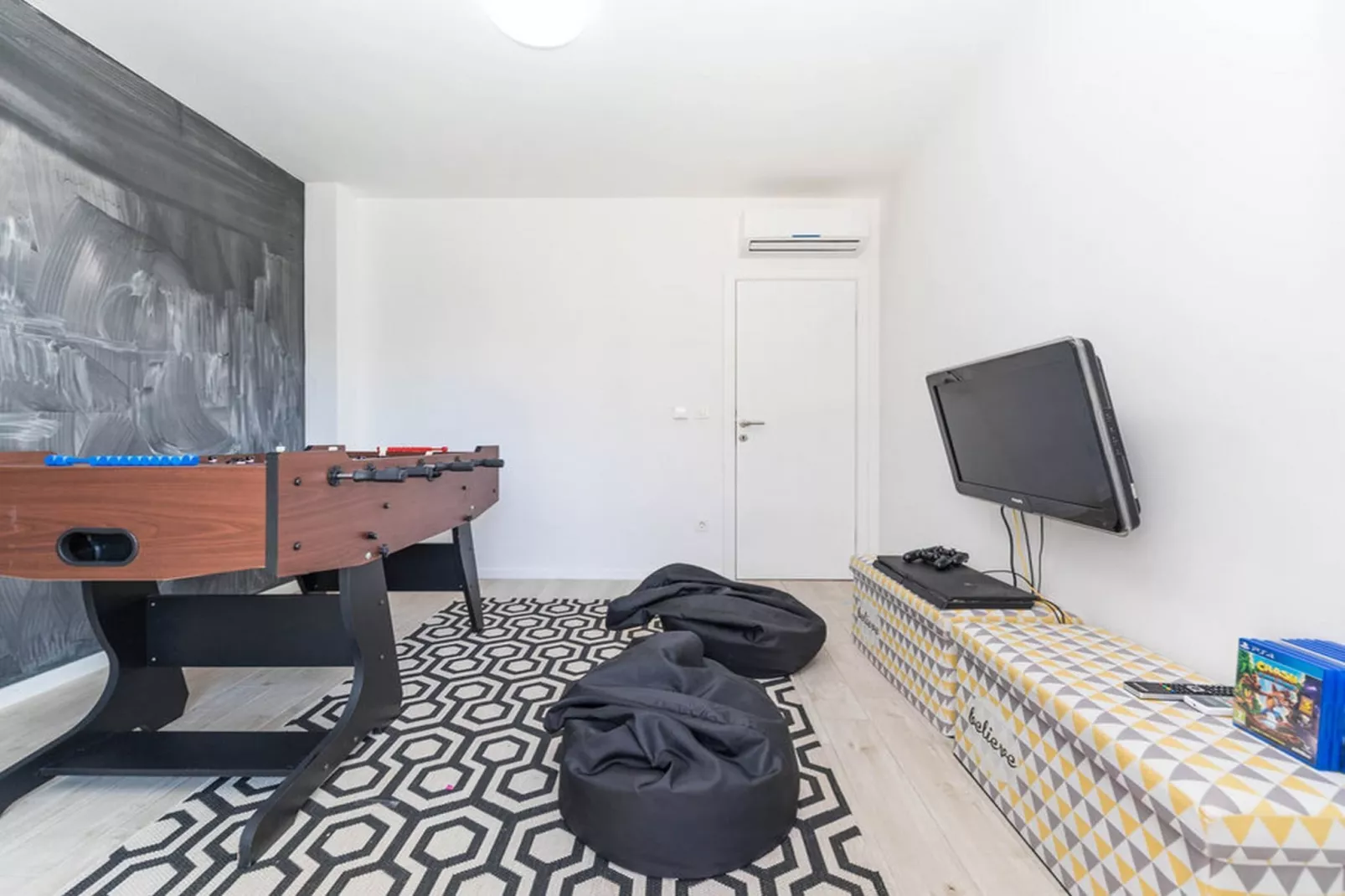 Modern Kastel Villa with Private Pool, Gym, and Large Outdoor Space - Eight Bedroom Villa - Binnen