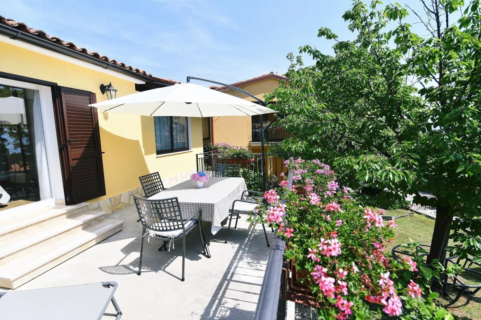 Charming Holiday Home with Terrace and Garden - One Bedroom Holiday Home - Terras