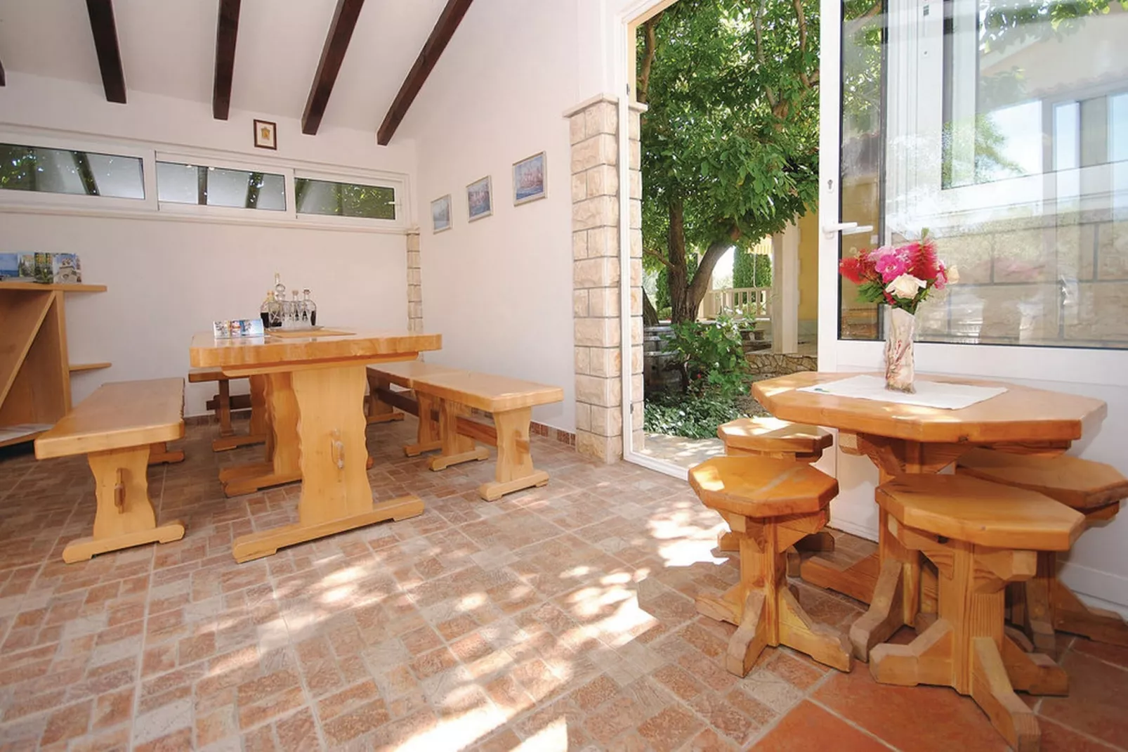 Picturesque Escape Holiday Home with Pool and Sauna - Four Bedroom Holiday Home with Sauna and Pool - Terras