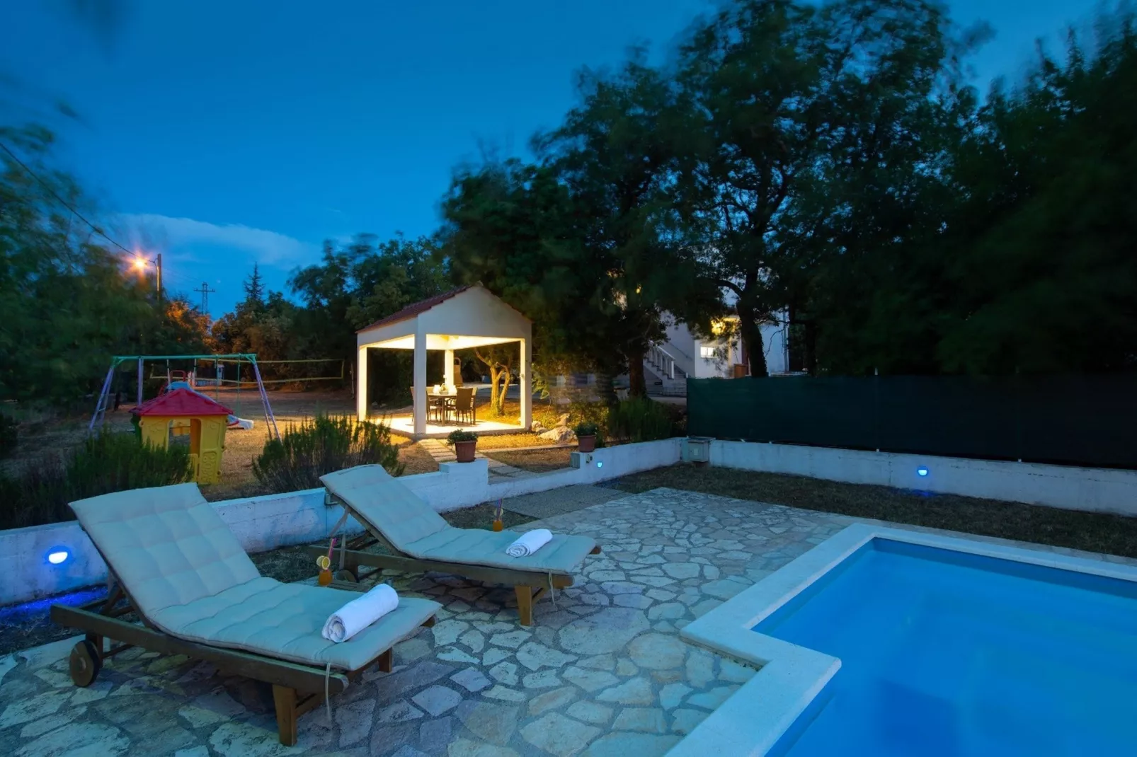 Spacious Prgomet Retreat with Private Pool, Fitness Centre, and Garden - Three Bedroom Villa - Zwembad