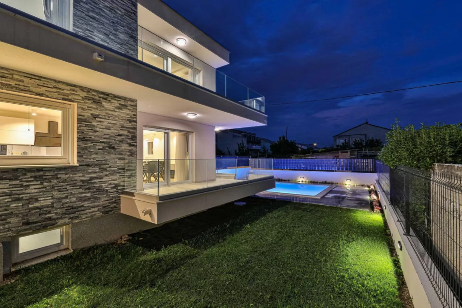 Expansive Retreat with Private Pool & BBQ, Near the Beach - Six Bedroom Villa - Buitenlucht