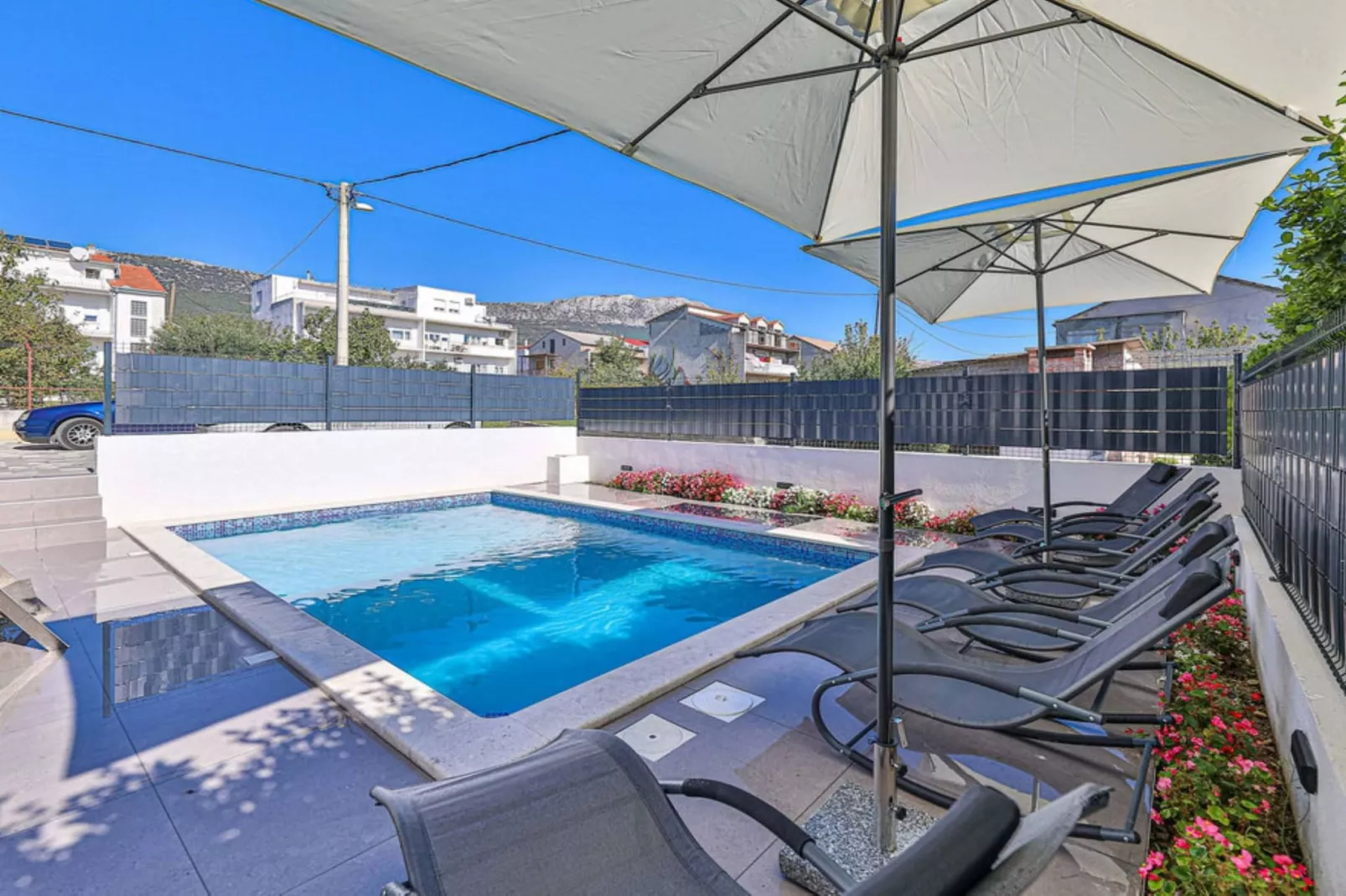 Expansive Retreat with Private Pool & BBQ, Near the Beach - Six Bedroom Villa - Zwembad