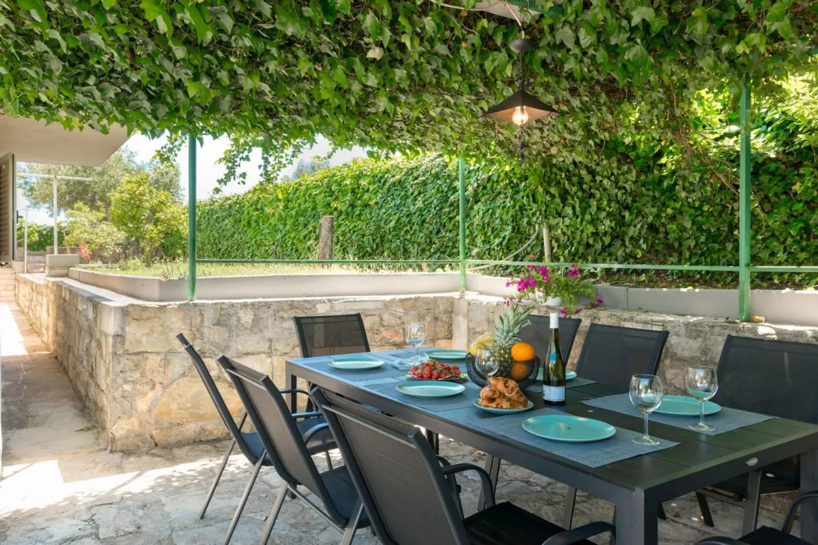 Seaside Getaway Holiday Home with Patio Slatine - Three Bedroom Holiday Home - Binnen