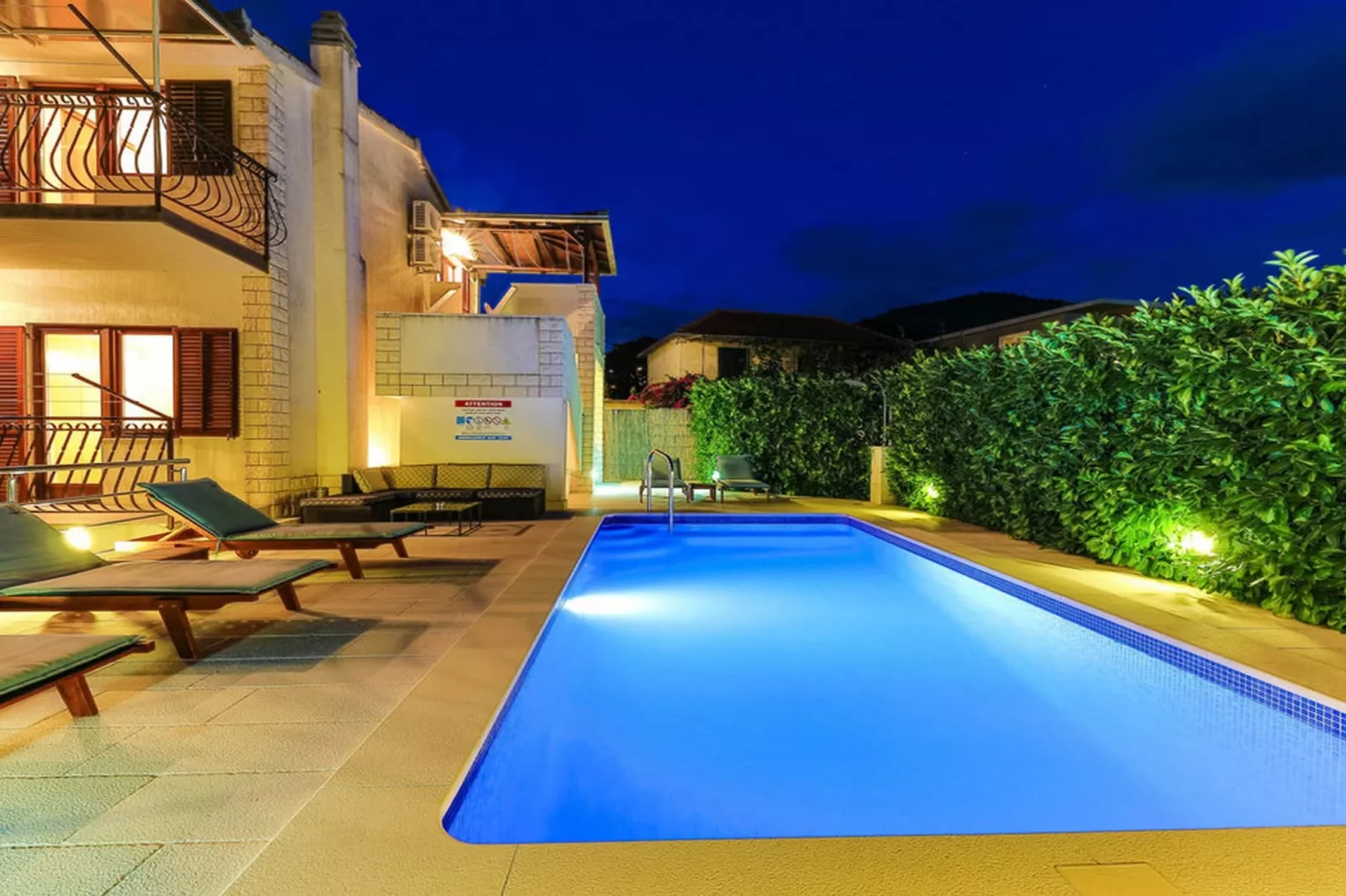 Relaxing Holiday Home with Pool, Fitness Area, and Entertainment Facilities - Six Bedroom Holiday Home - Zwembad