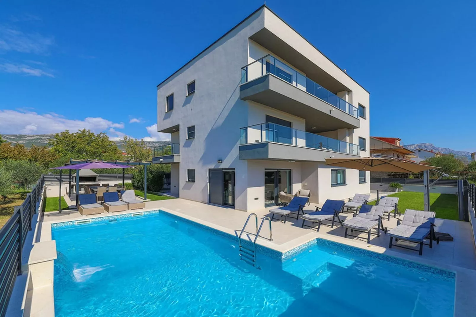 Modern Kastel Villa with Private Pool, Gym, and Large Outdoor Space - Eight Bedroom Villa - Zwembad