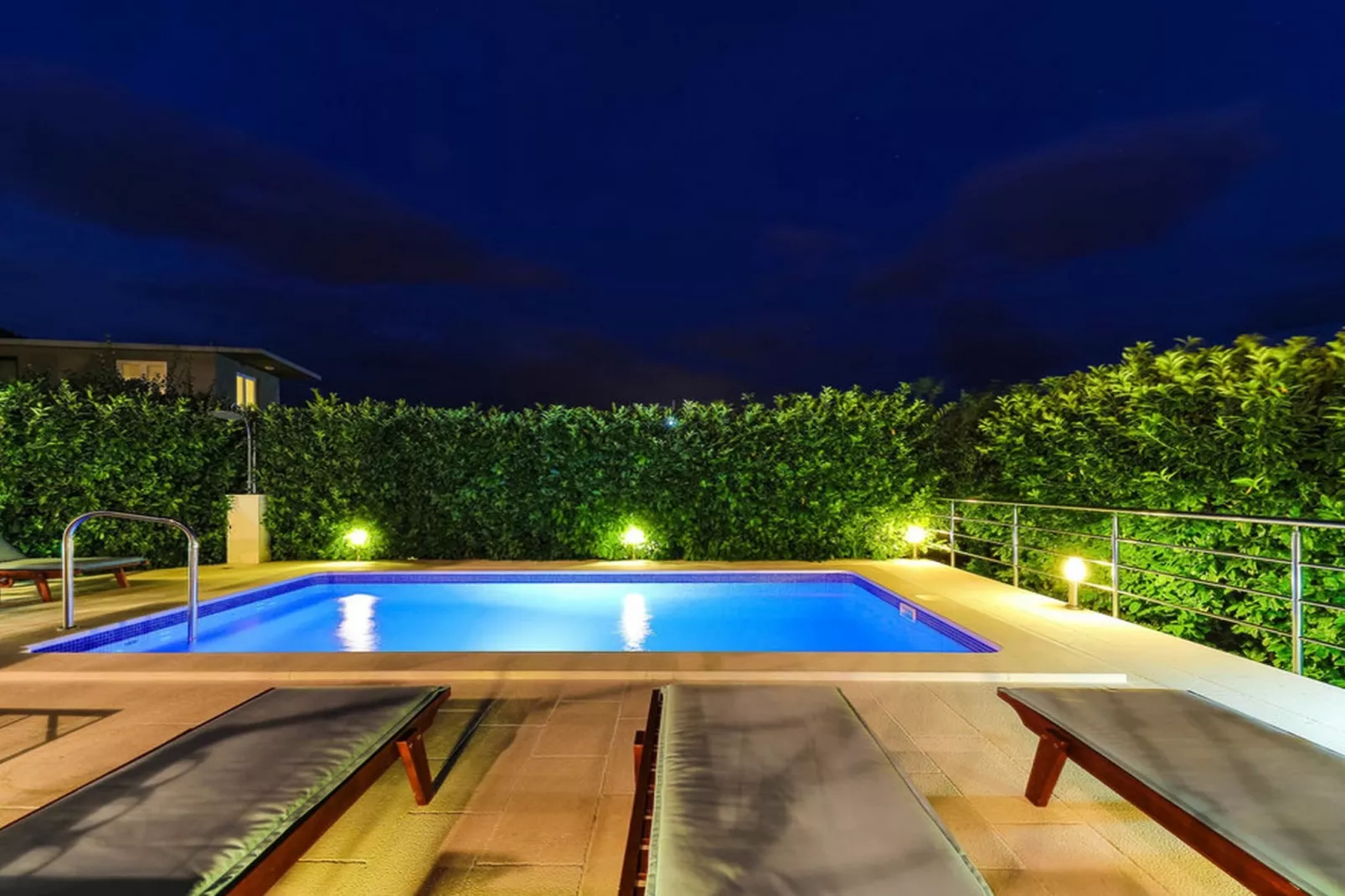 Relaxing Holiday Home with Pool, Fitness Area, and Entertainment Facilities - Six Bedroom Holiday Home - Zwembad