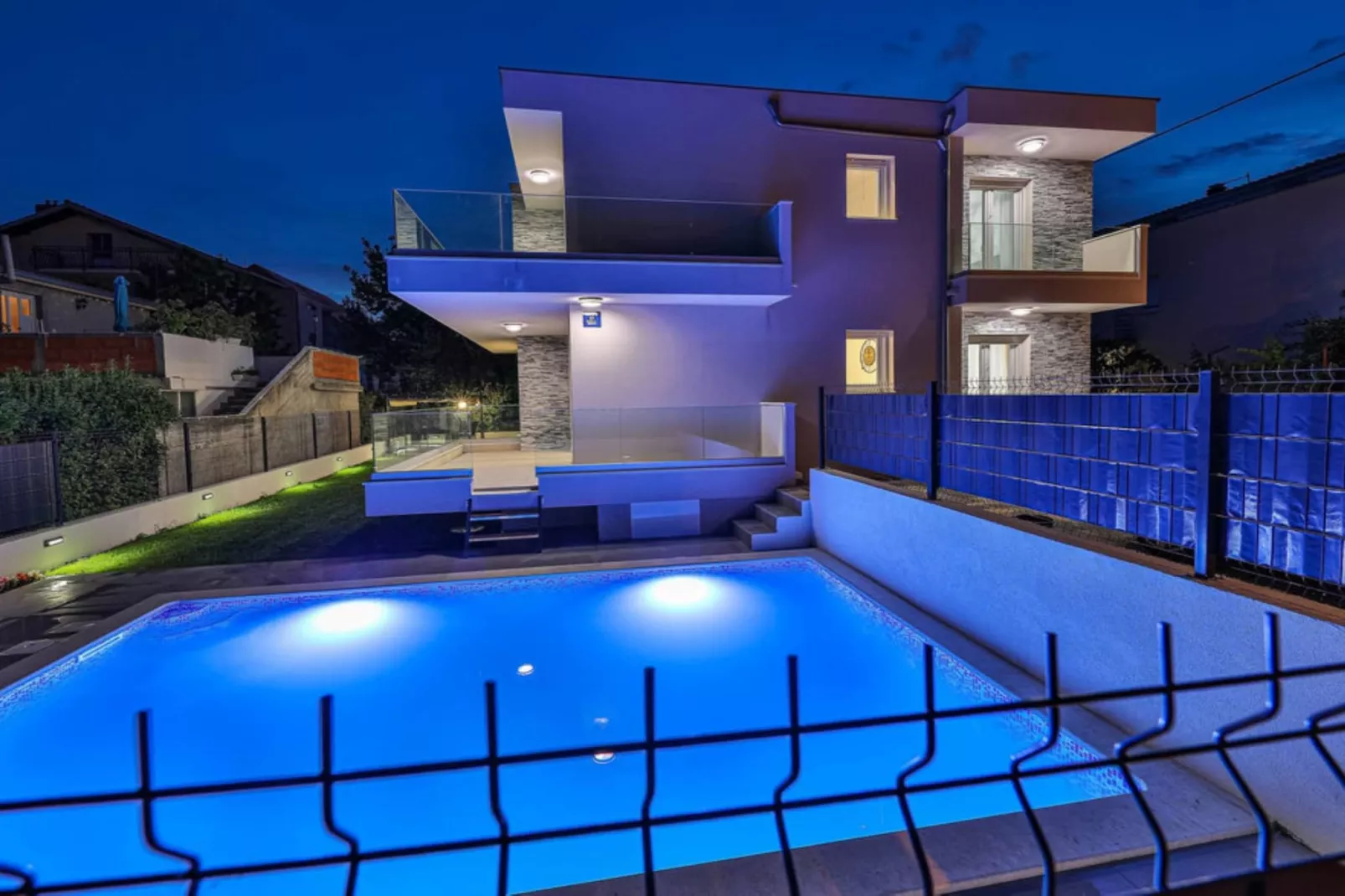 Expansive Retreat with Private Pool & BBQ, Near the Beach - Six Bedroom Villa - Zwembad