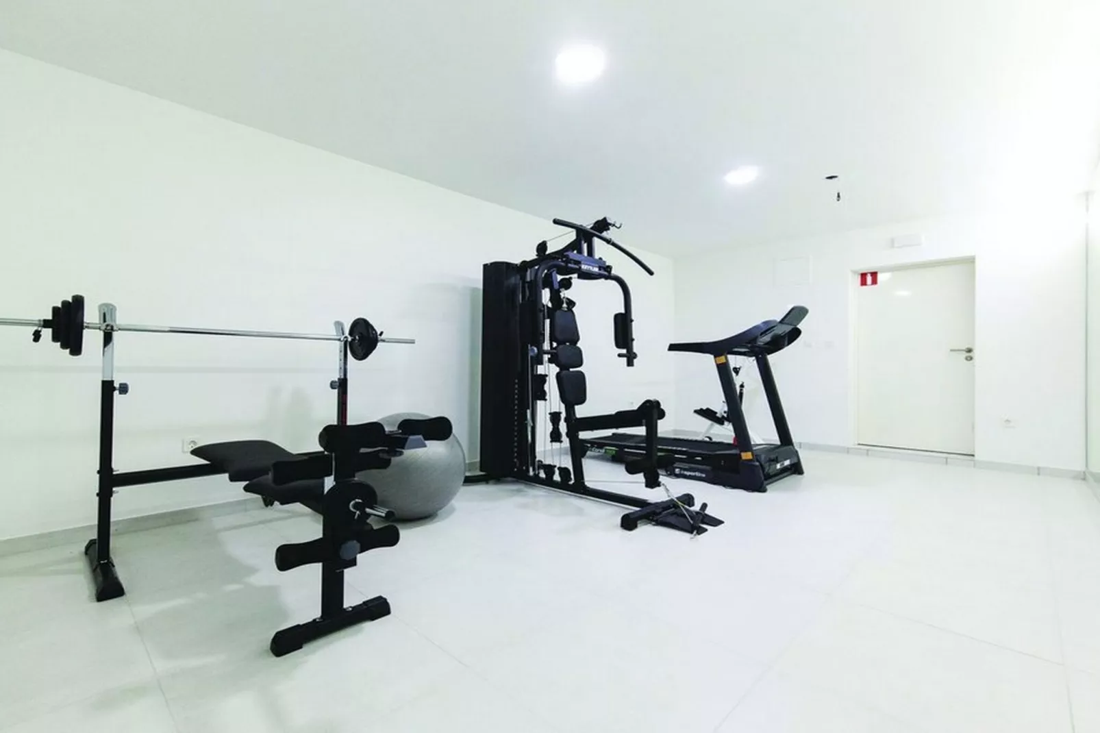 Modern Kastel Villa with Private Pool, Gym, and Large Outdoor Space - Eight Bedroom Villa - Sportzaal