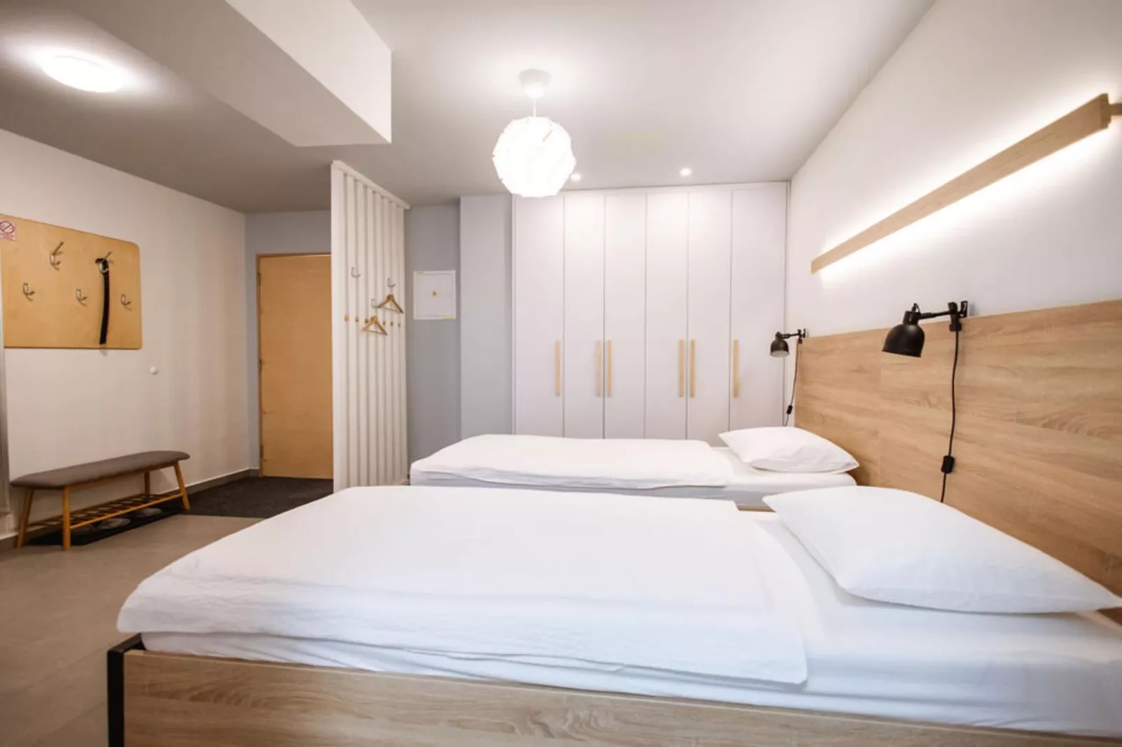 Stylish Apartments with Osijek Near Top Attractions - Standard Studio Apartment  - Maks 3 - Slaapkamer