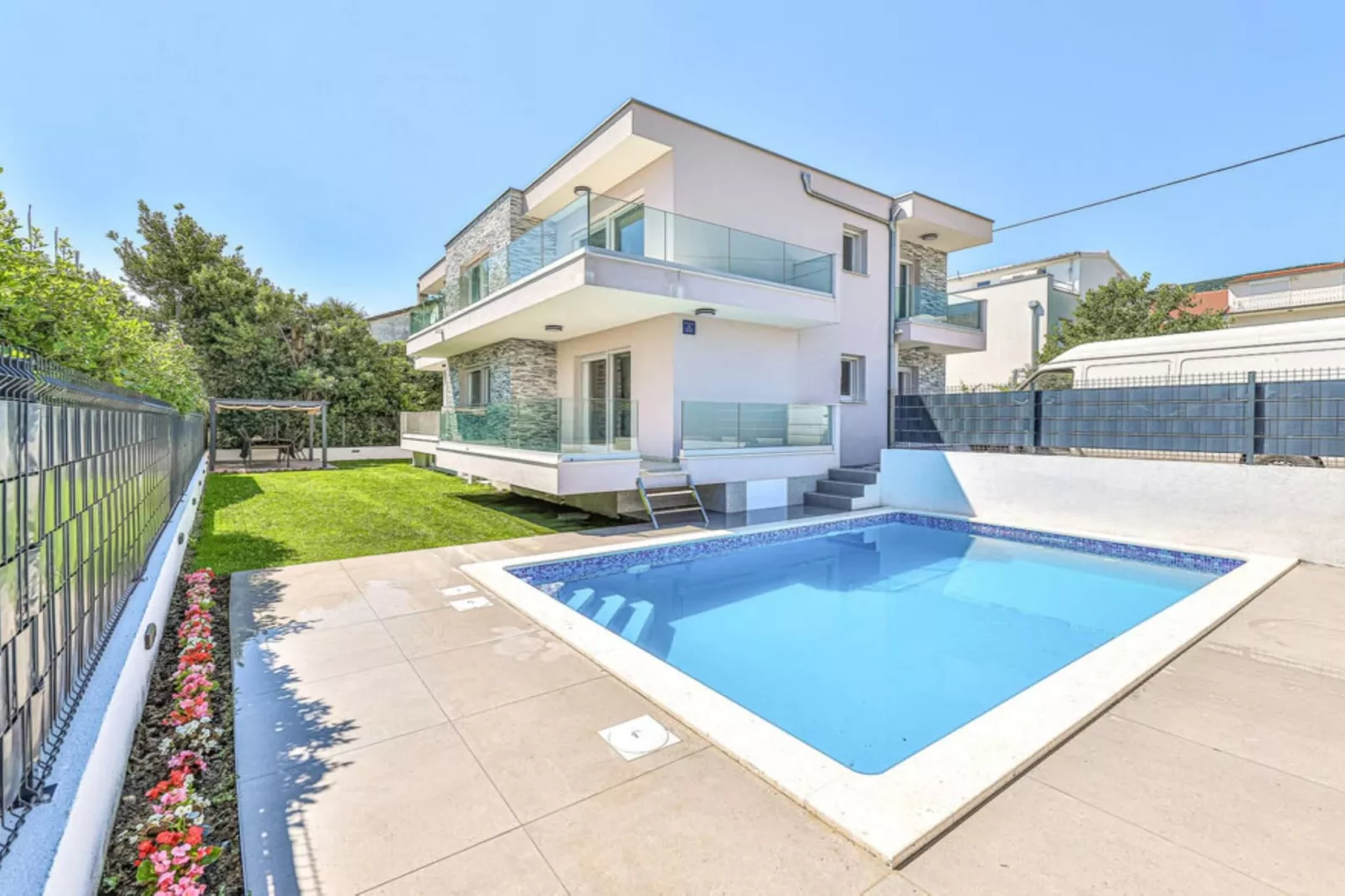 Expansive Retreat with Private Pool & BBQ, Near the Beach - Six Bedroom Villa - Zwembad