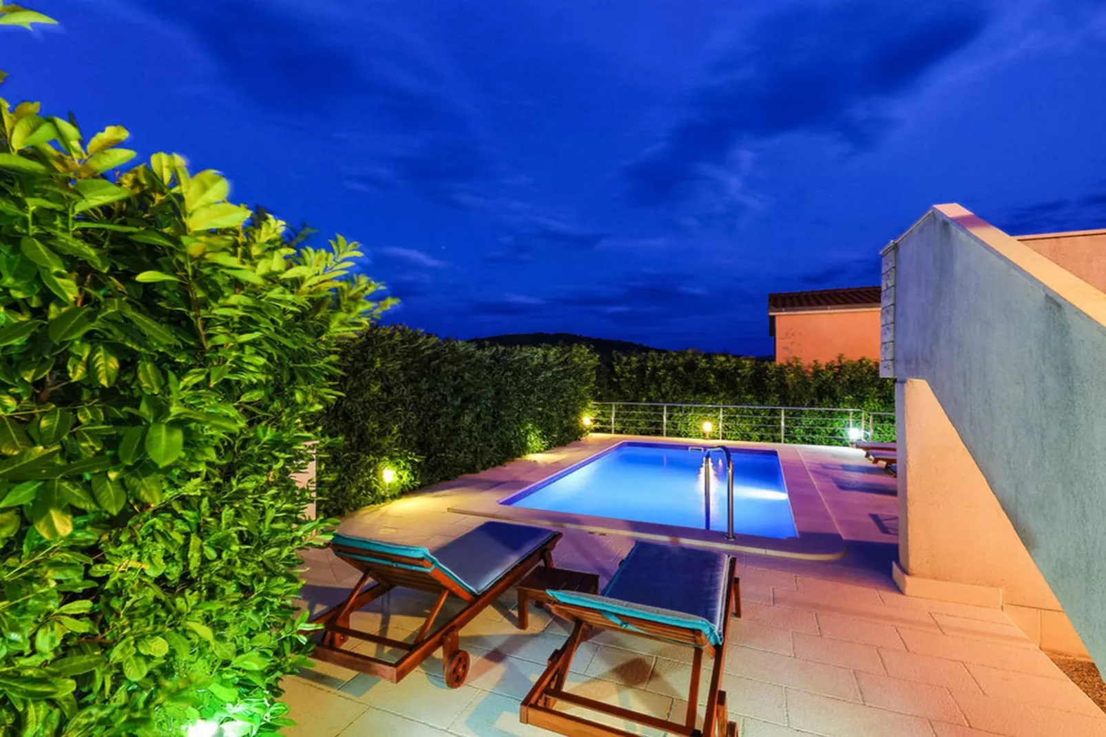Relaxing Holiday Home with Pool, Fitness Area, and Entertainment Facilities - Six Bedroom Holiday Home - Zwembad