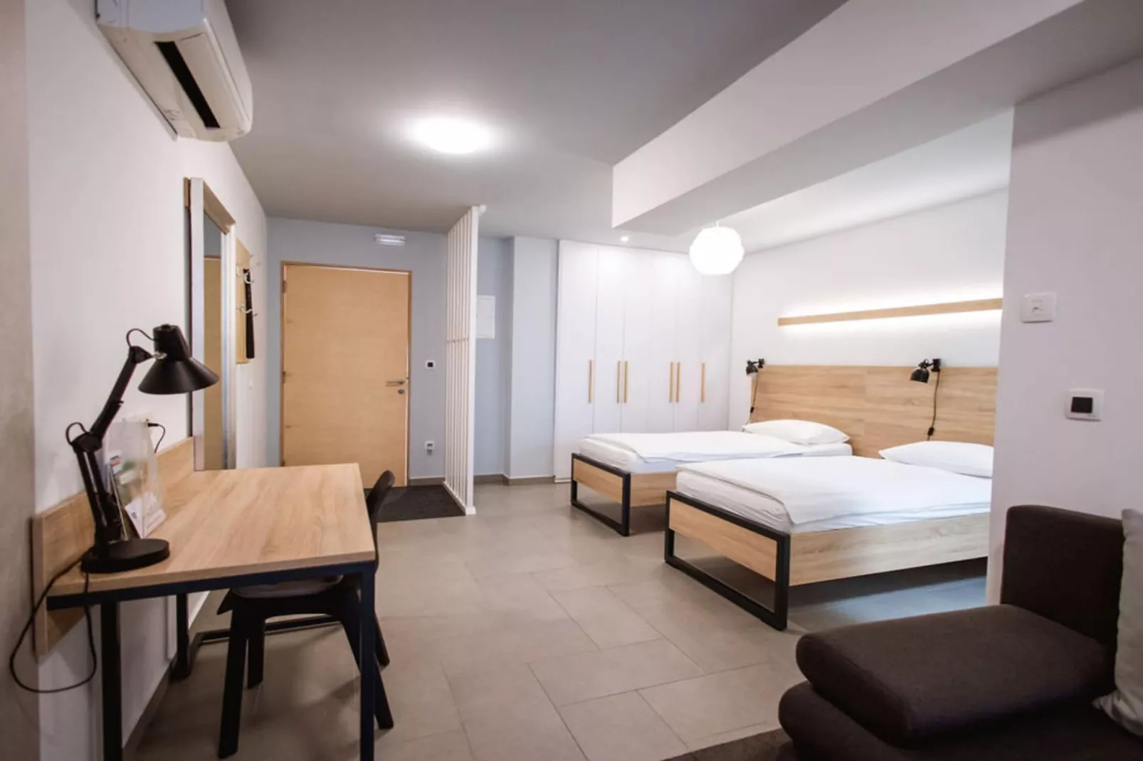 Stylish Apartments with Osijek Near Top Attractions - Standard Studio Apartment  - Maks 3 - Slaapkamer