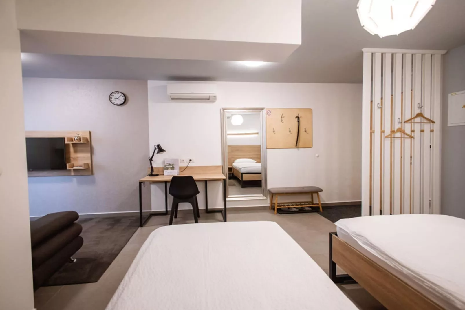 Stylish Apartments with Osijek Near Top Attractions - Standard Studio Apartment  - Maks 3 - Slaapkamer