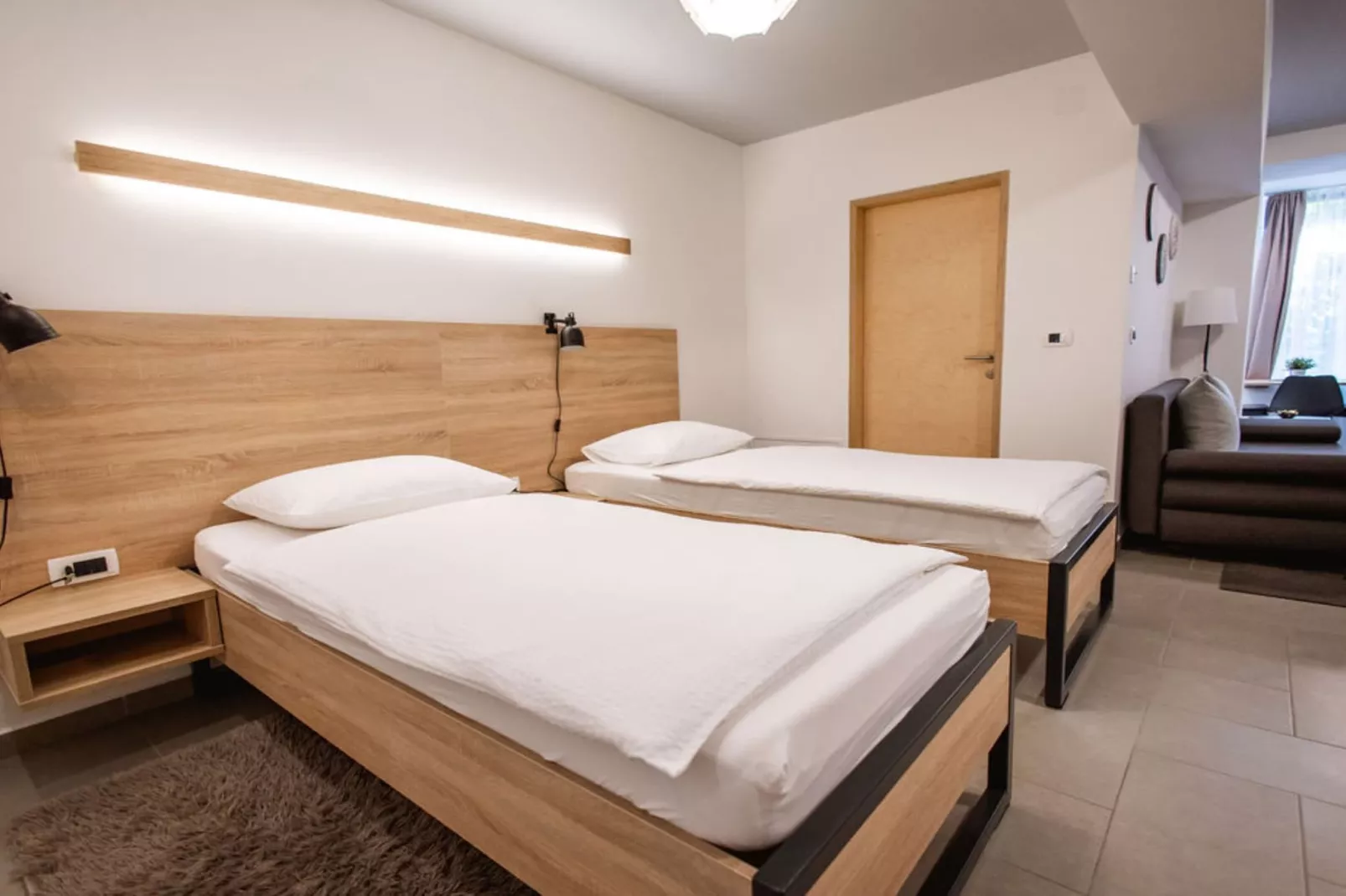 Stylish Apartments with Osijek Near Top Attractions - Standard Studio Apartment  - Maks 3 - Slaapkamer