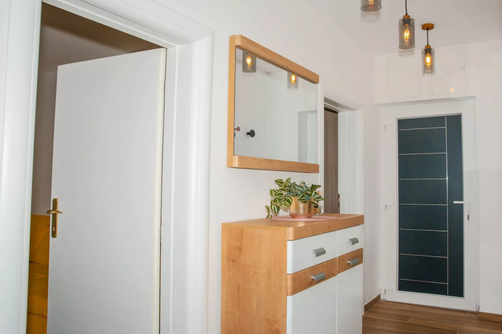 Apartment Matko - Two Bedrom Apartment with Beach View - Binnen