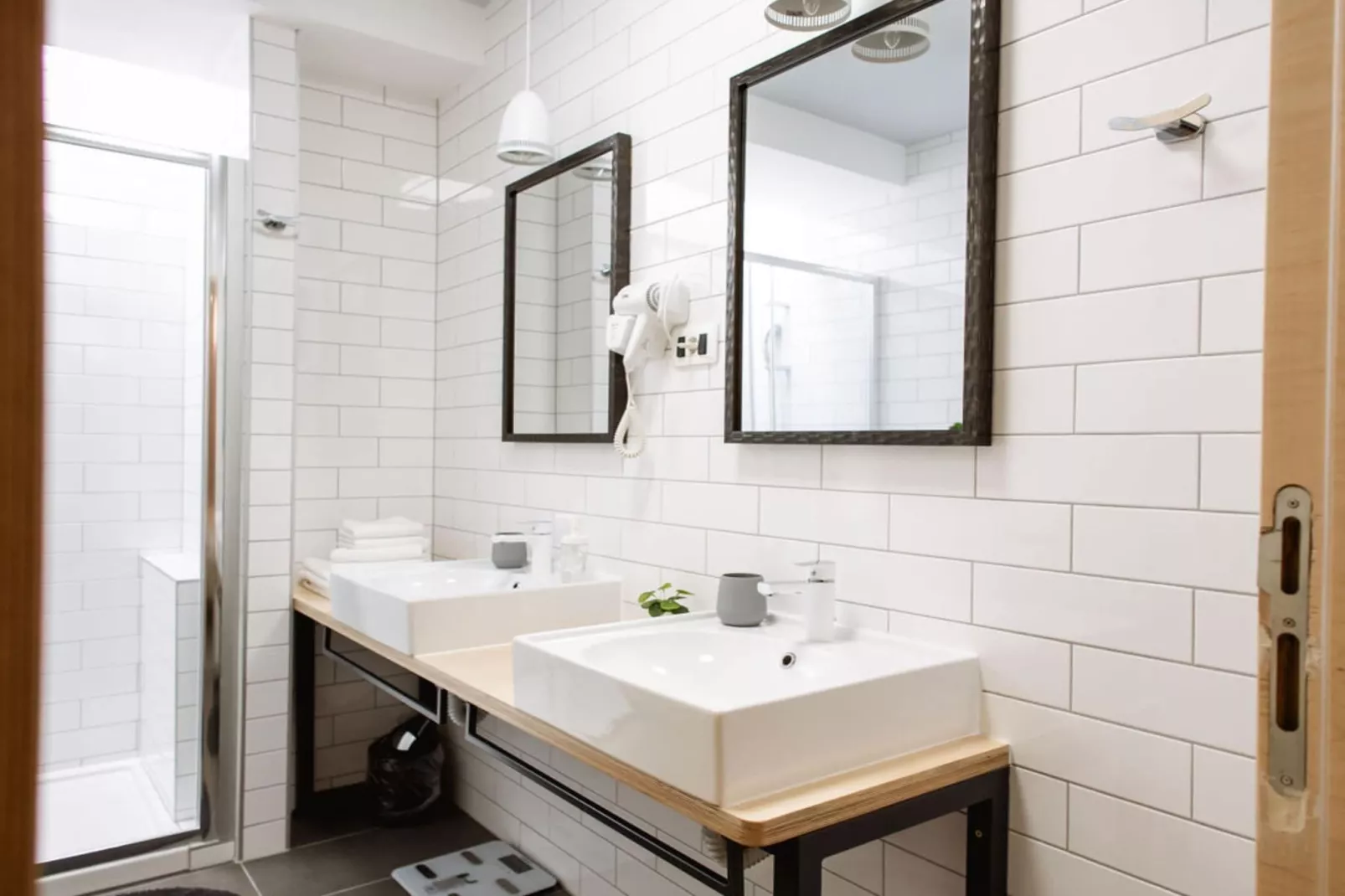 Stylish Apartments with Osijek Near Top Attractions - Standard Studio Apartment  - Maks 3 - Badkamer