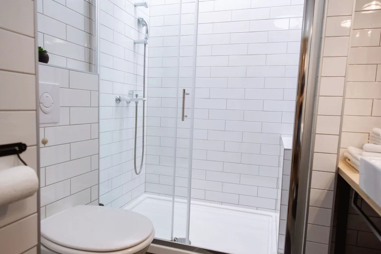 Stylish Apartments with Osijek Near Top Attractions - Standard Studio Apartment  - Maks 3 - Badkamer