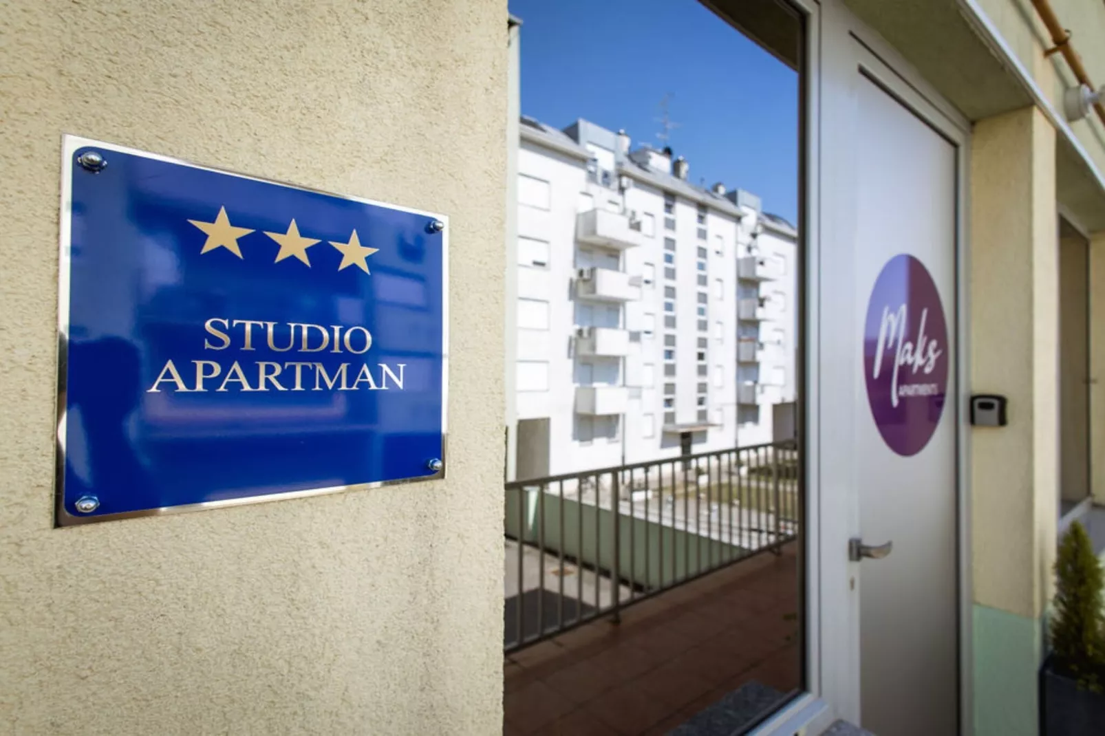 Stylish Apartments with Osijek Near Top Attractions - Standard Studio Apartment  - Maks 3 - Terrasbalkon