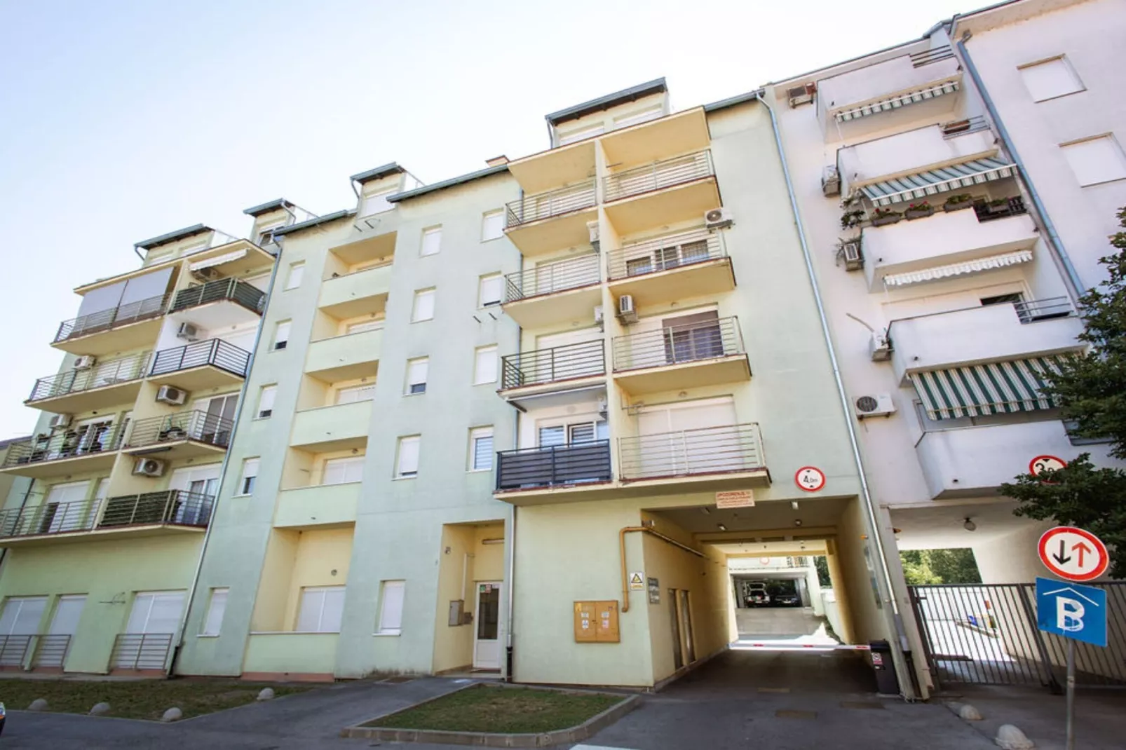 Stylish Apartments with Osijek Near Top Attractions - Standard Studio Apartment  - Maks 3 - Buitenlucht