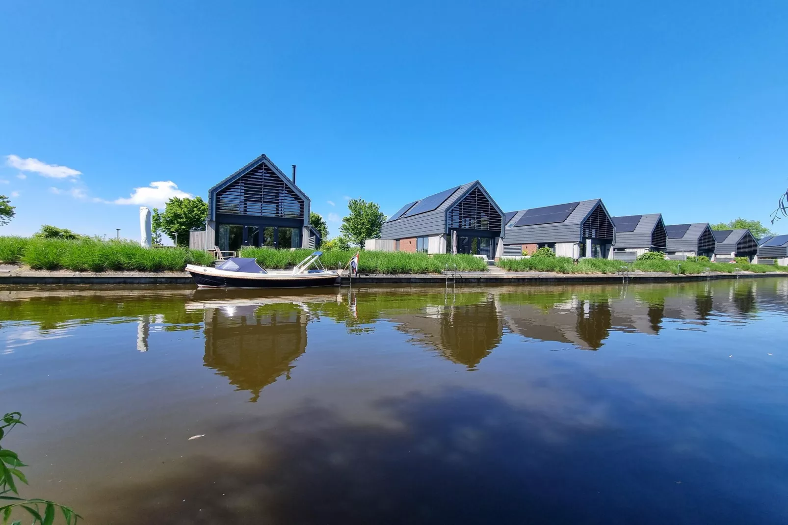 Watervilla Fjirtjin - Buitenkant zomer