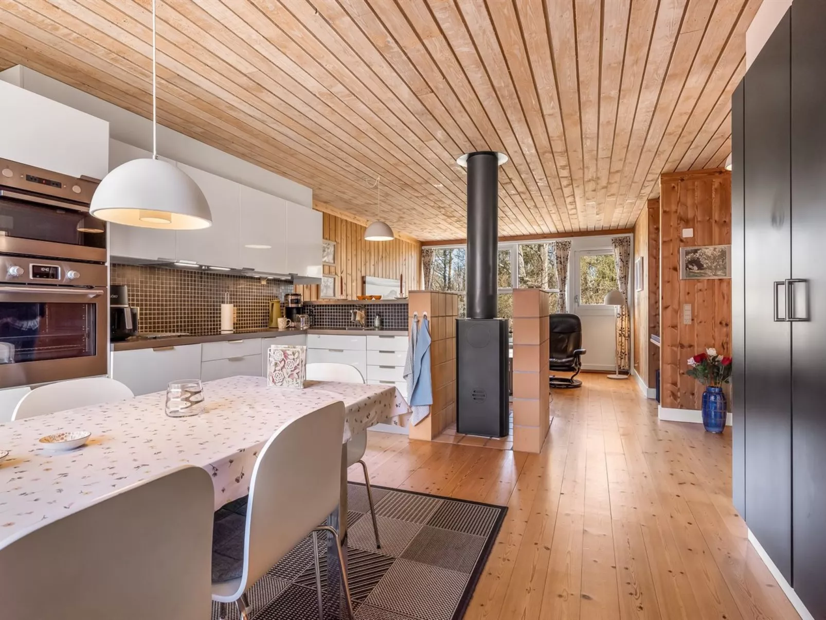 "Eivi" - 200m from the sea - Binnen