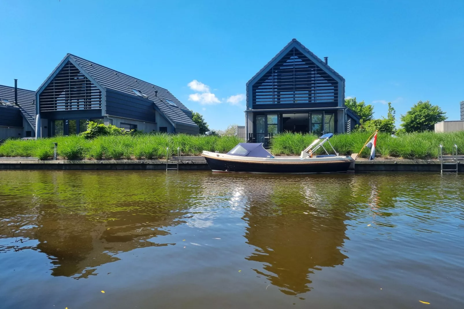 Watervilla Trettjin - Buitenkant zomer