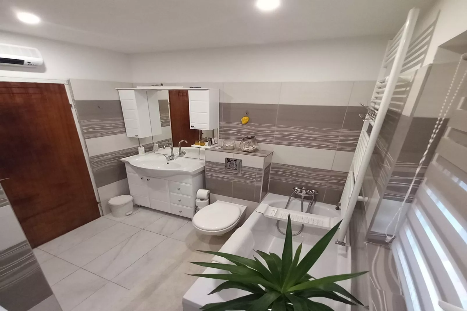 Holiday Home Kim - Three Bedroom Holiday Home with Swimming Pool - Badkamer