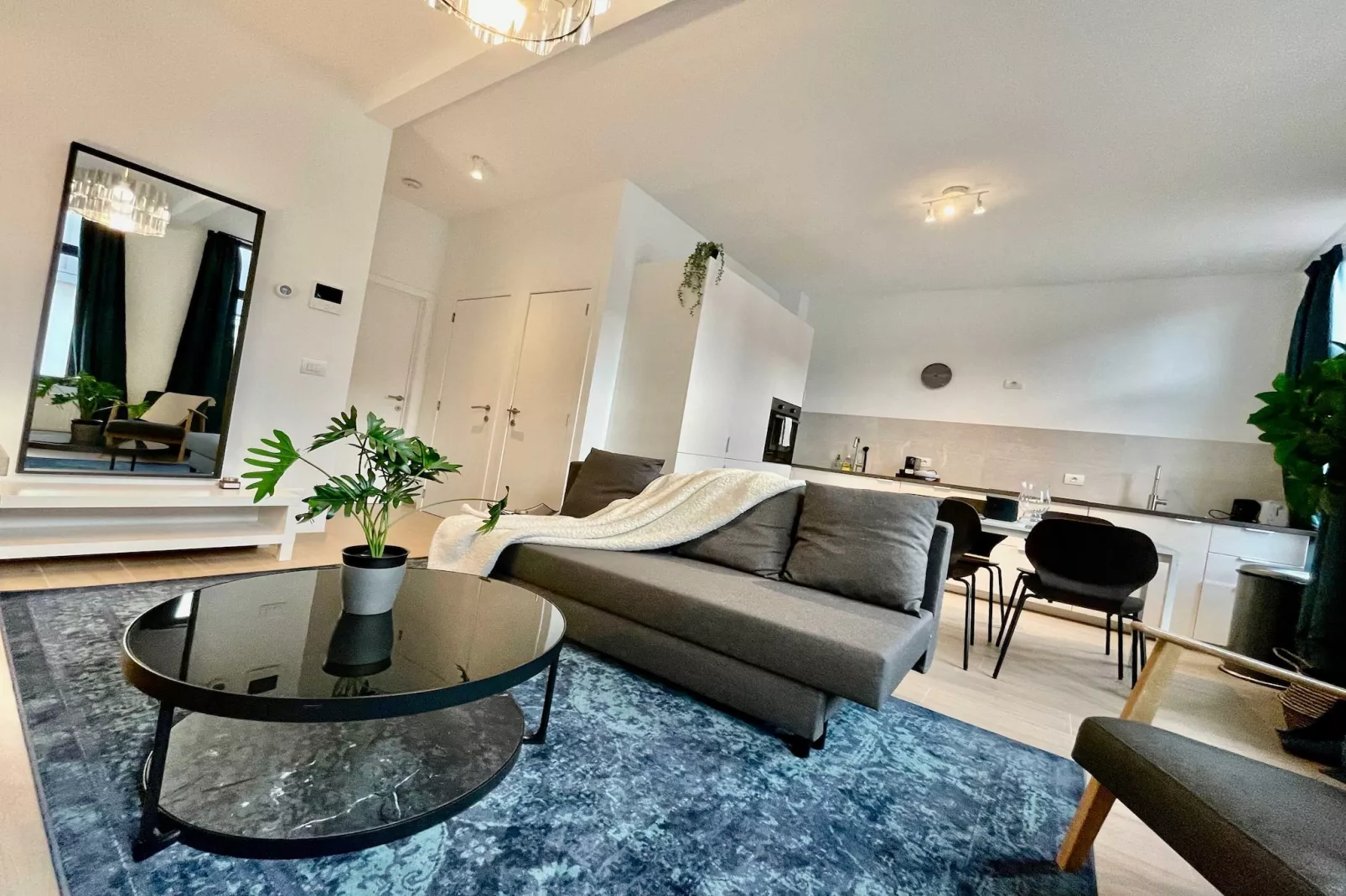 Luxury Dlx 1BR Near Fashion District by OneLuxStay - Woonkamer