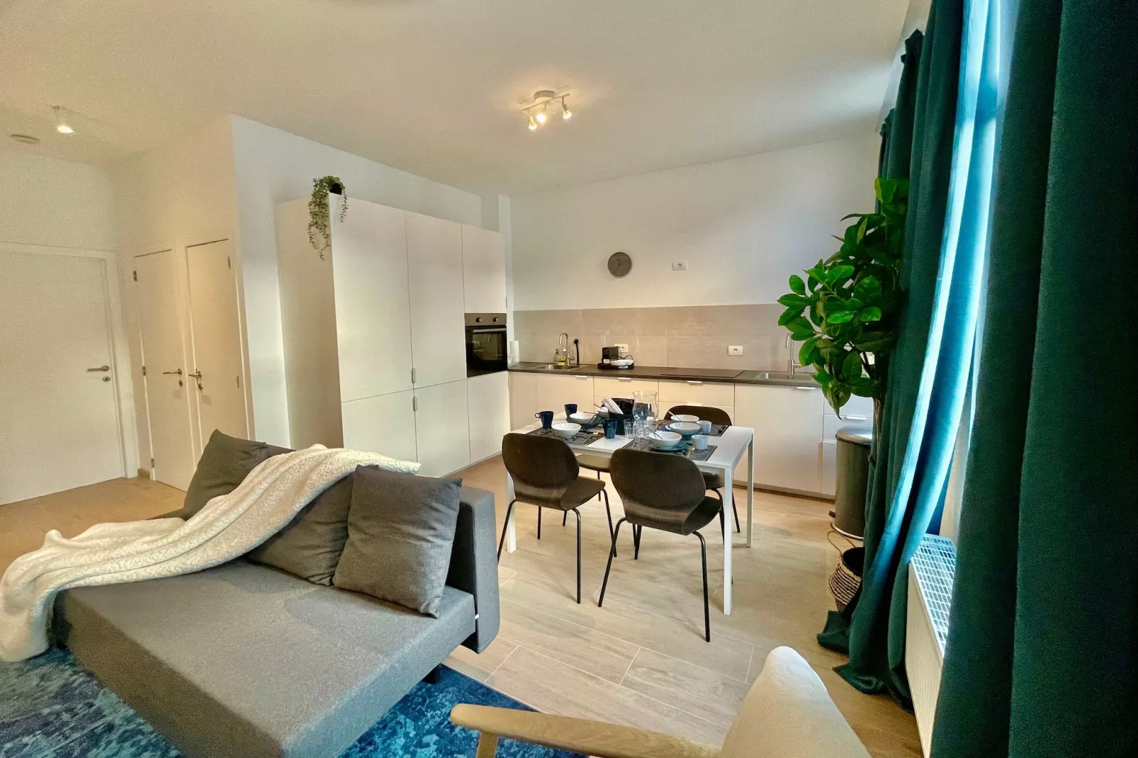 Luxury Dlx 1BR Near Fashion District by OneLuxStay - Woonkamer