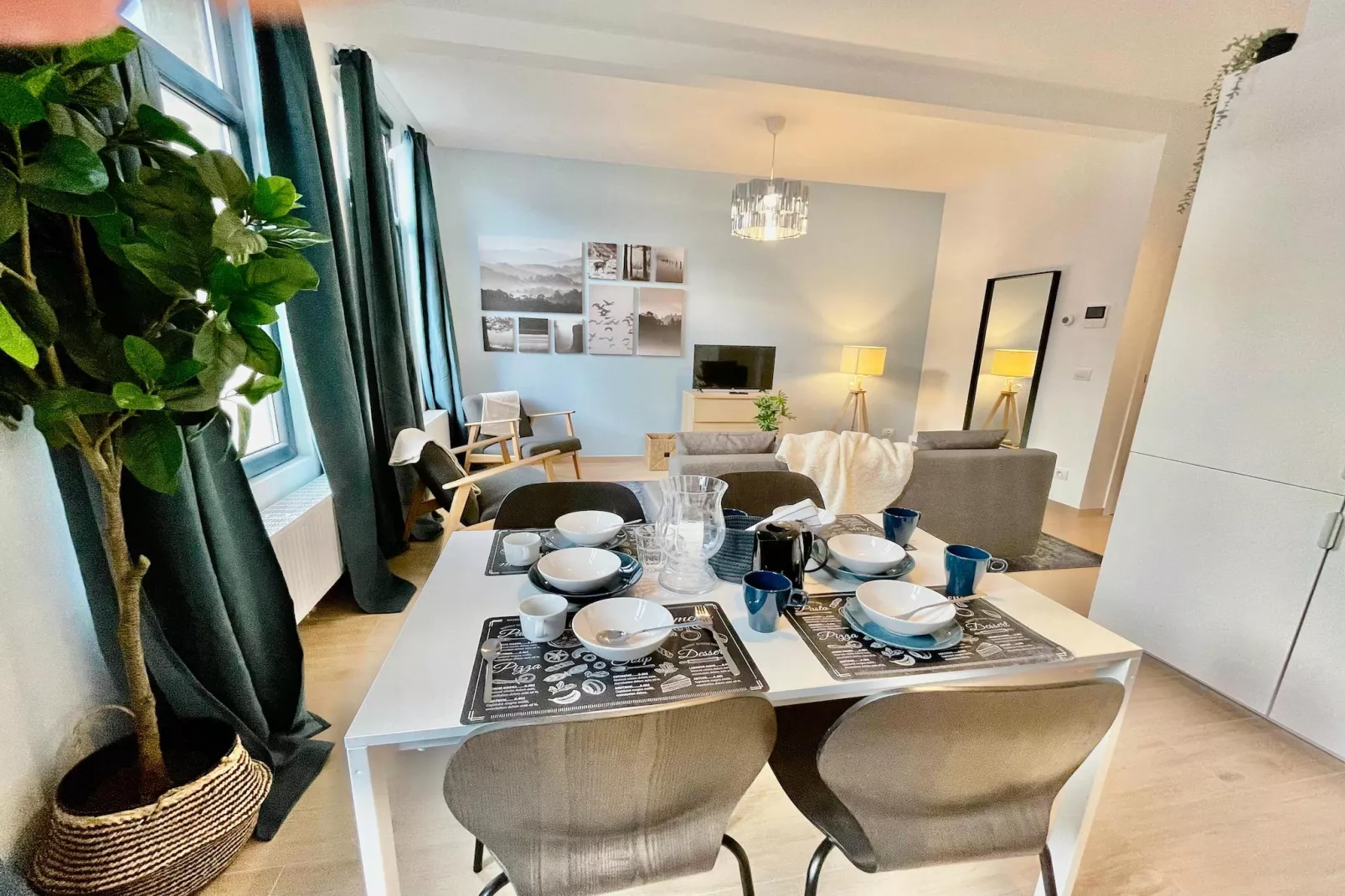 Luxury Dlx 1BR Near Fashion District by OneLuxStay - Eetkamer