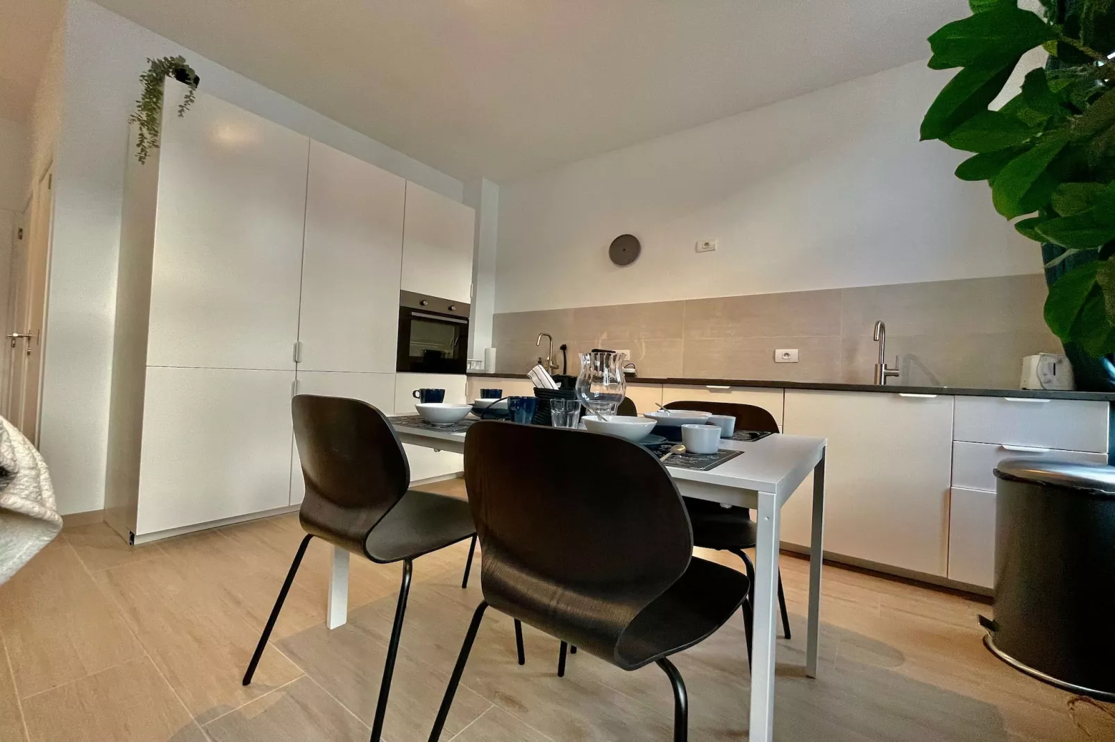 Luxury Dlx 1BR Near Fashion District by OneLuxStay - Eetkamer