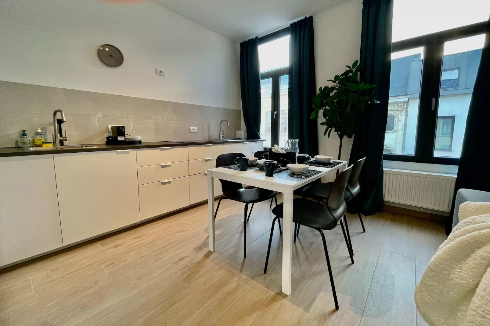 Luxury Dlx 1BR Near Fashion District by OneLuxStay - Keuken