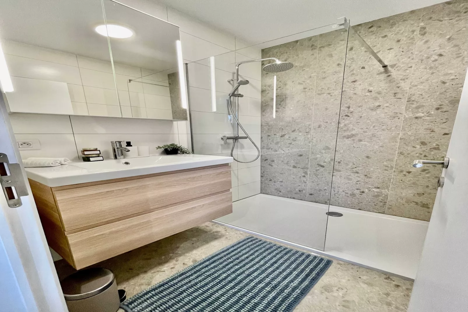 Luxury Dlx 1BR Near Fashion District by OneLuxStay - Badkamer