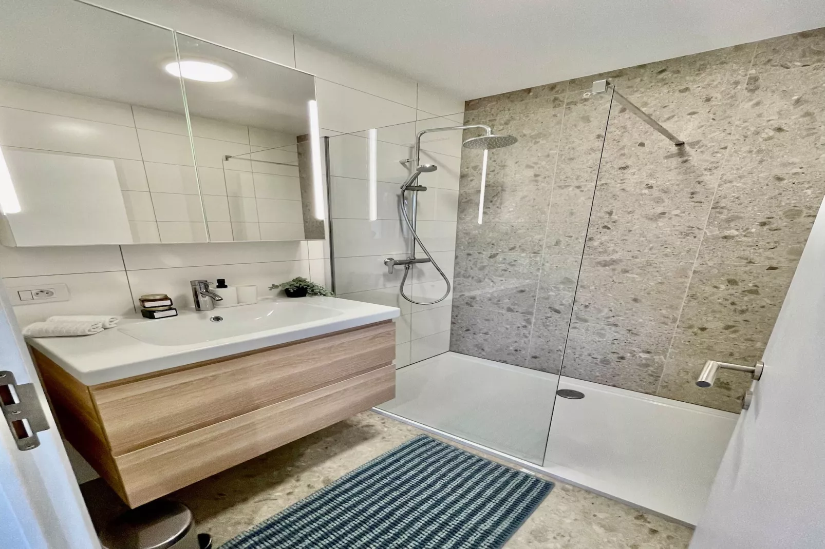 Luxury Dlx 1BR Near Fashion District by OneLuxStay - Badkamer