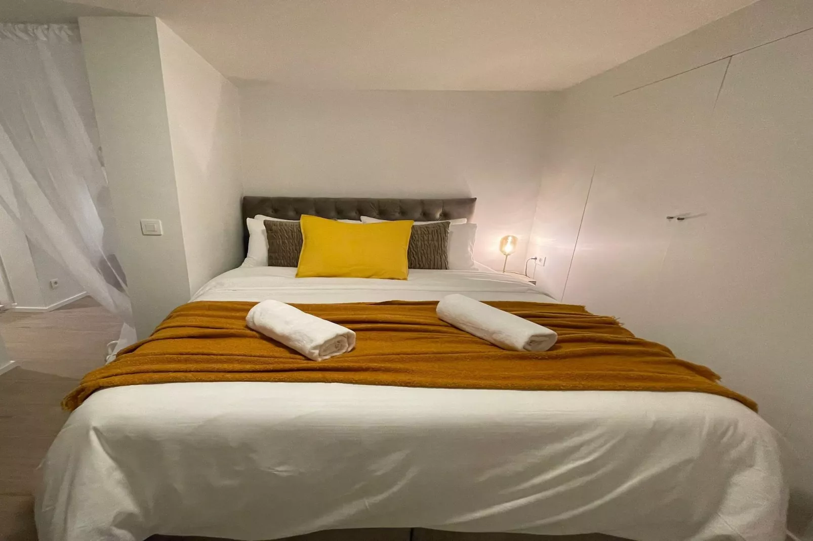 One Lux Stay Near Antwerp Central - Studio Apartment