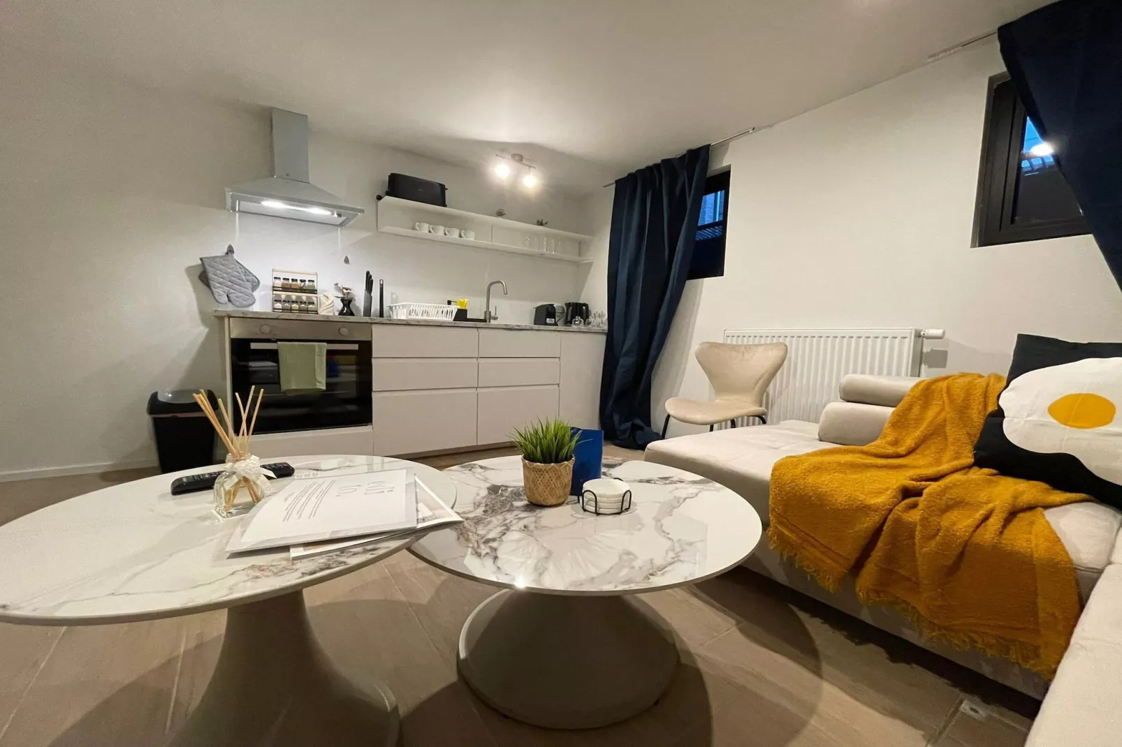 One Lux Stay Near Antwerp Central - Studio Apartment