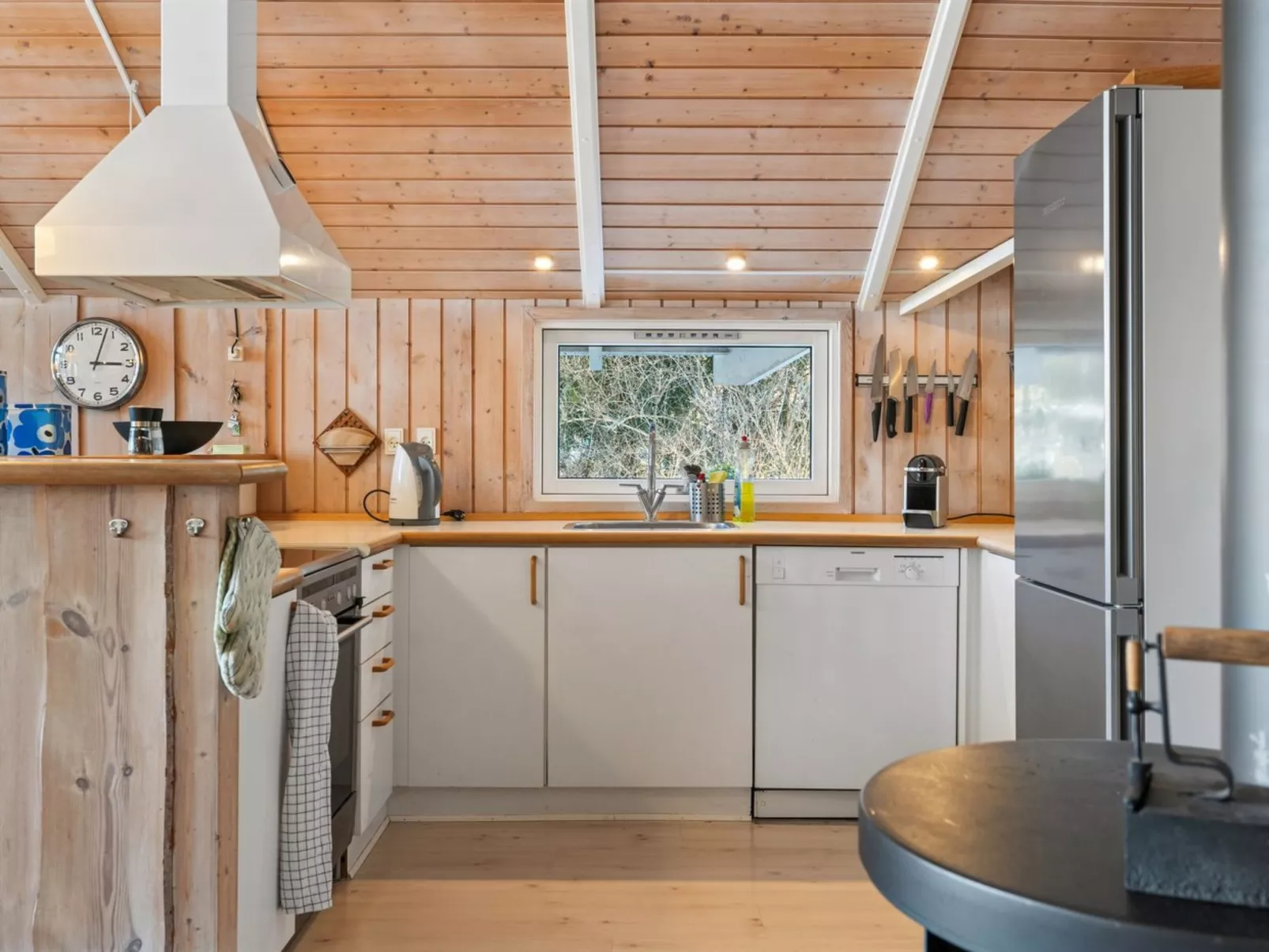 "Elenor" - 1.3km from the sea - Binnen