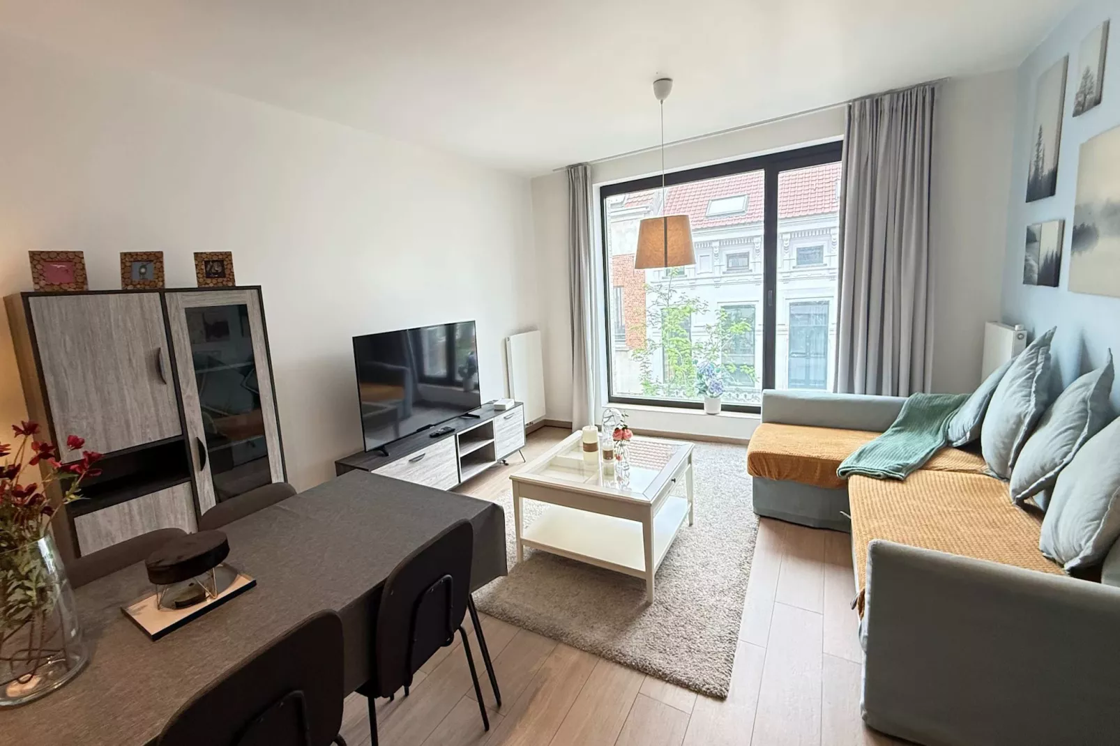 Spacious 3BR 25 BA Near Diamond District by OneLuxStay - Woonkamer