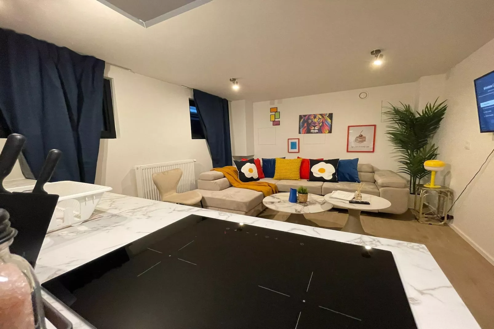 One Lux Stay Near Antwerp Central - Studio Apartment - Woonkamer