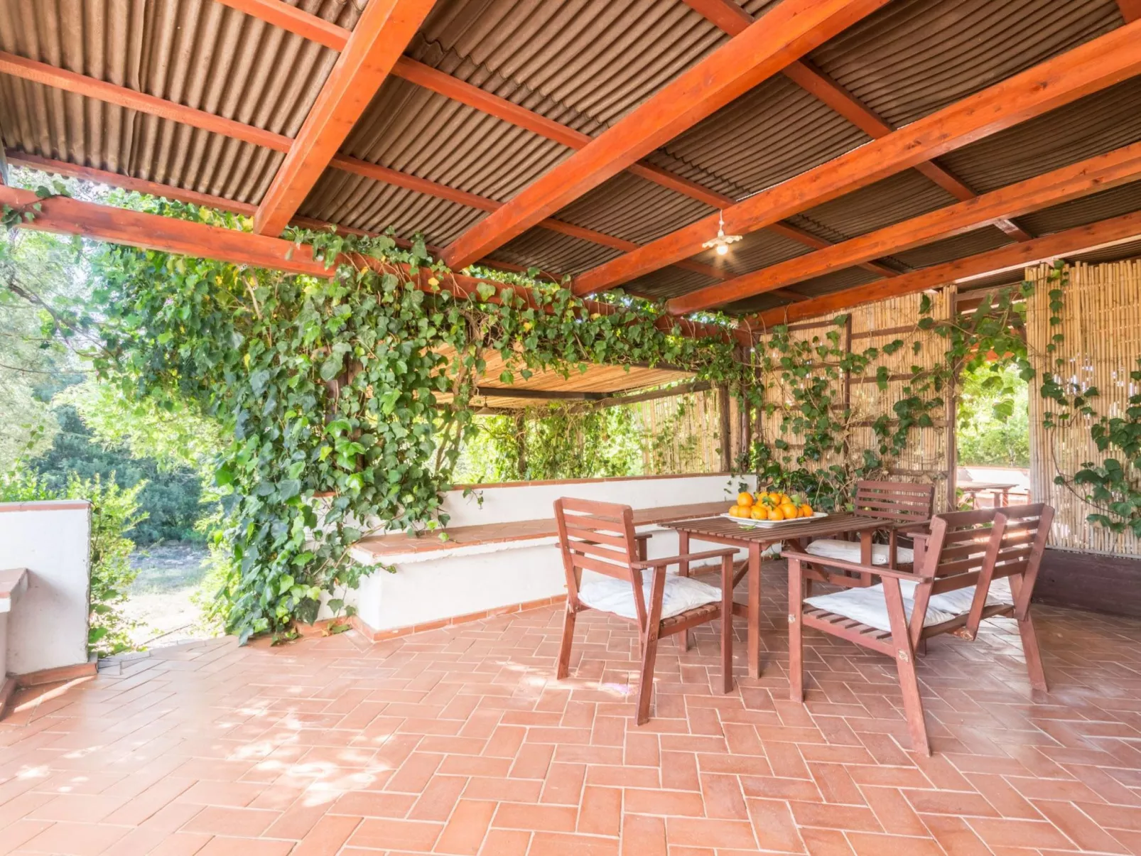 Tenuta "Carrubo" mit Wandkasten - Image-tags.info