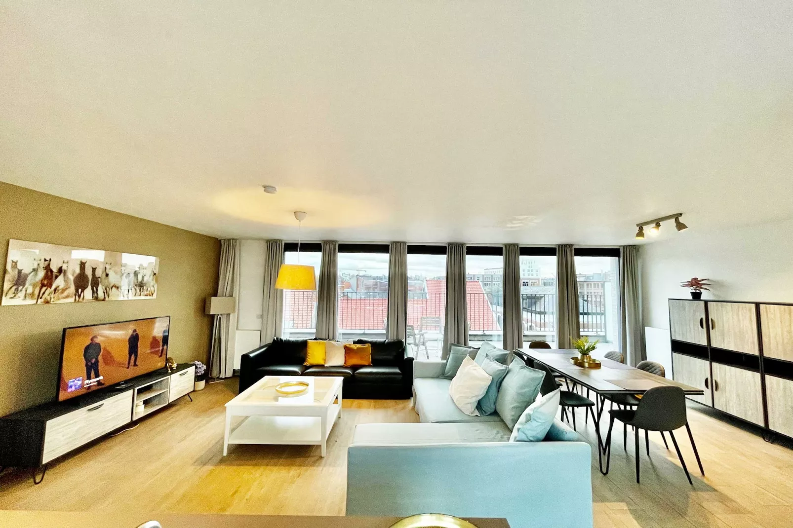 Modern 2BR Penthouse Near Diamond District by OneLuxStay - Woonkamer