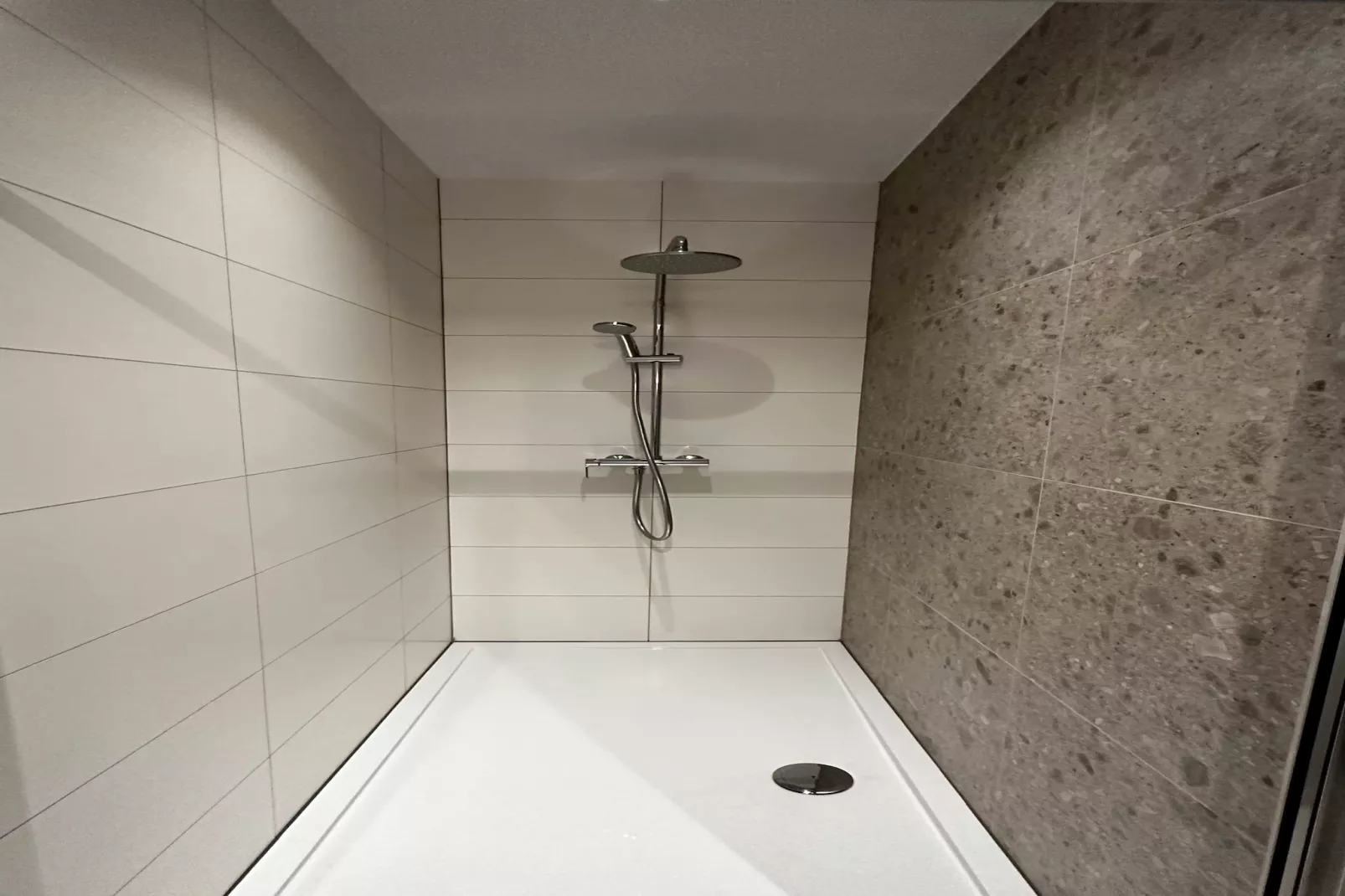 Luxury 1BR Near Fashion District by OneLuxStay - Badkamer