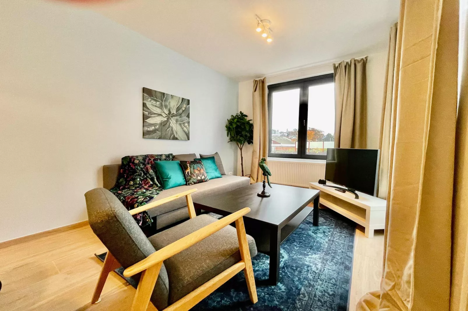 Luxury 2BR 1BA Near Fashion District by OneLuxStay - Woonkamer