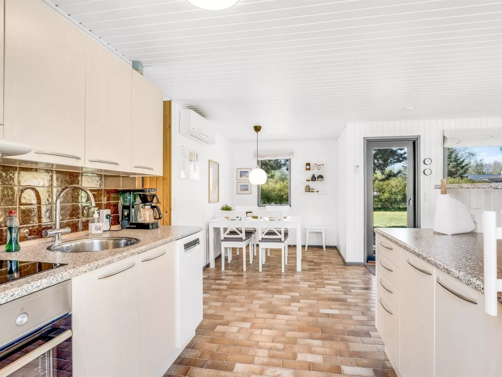 "Lars" - 250m from the sea - Binnen